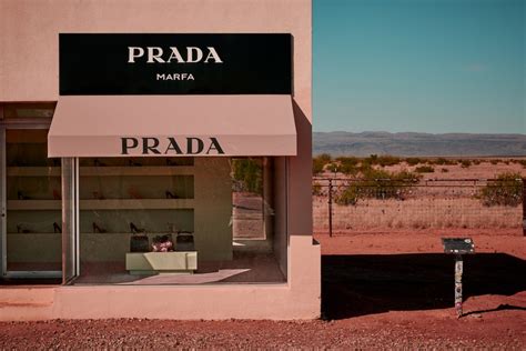 prada in the desert|prada marfa picture.